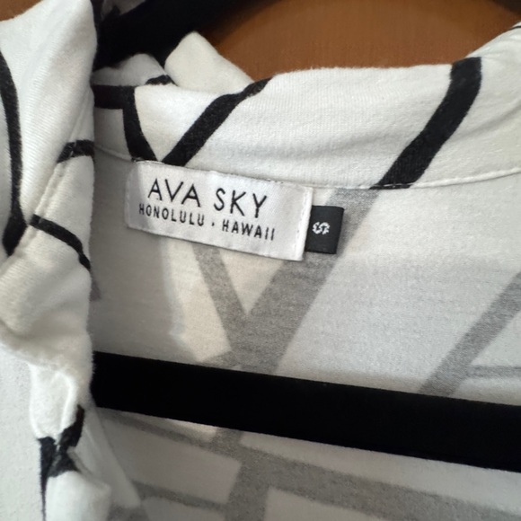 Ava Sky Black and White Abstract Button Down Shirt - Picture 2 of 2